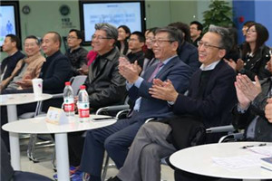 校友们报以热烈的掌声