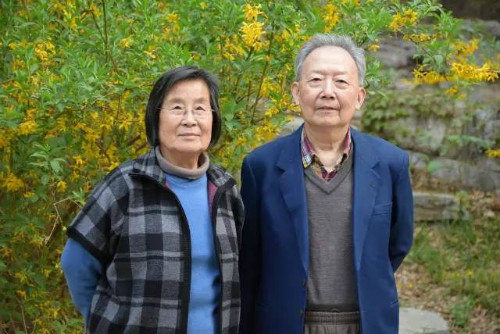 张、景二老在未名湖畔