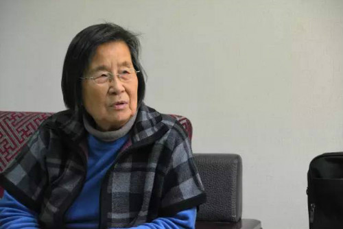 正在接受采访的景云英老师