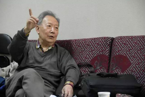 正在接受采访的张甲民老师