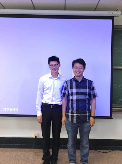 f52bb1575d78400698a5826645e16e3a.jpg 李忠奎(右)与第一个博士生刘淼答辩后留影_副本.jpg