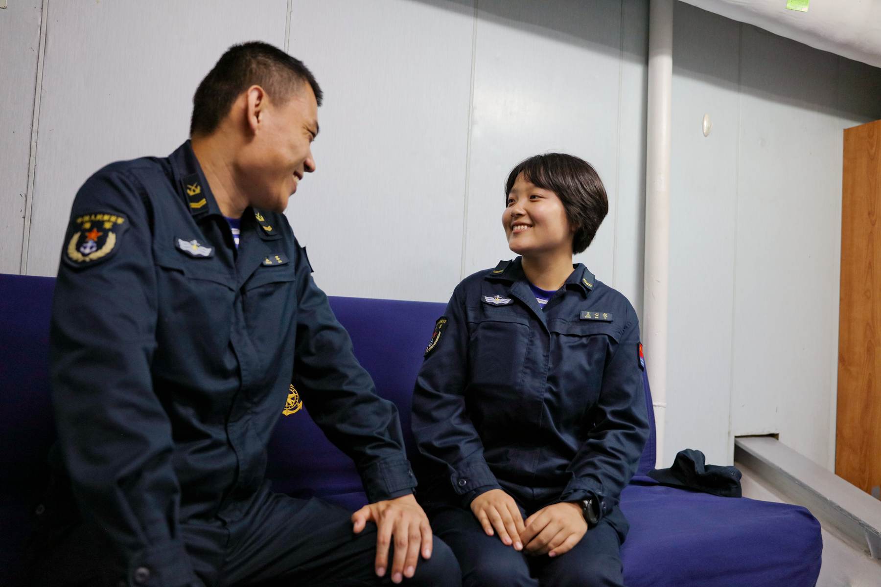 ff7f3ec85fc747479cb50ab7cf26277a.jpg 12王心仪与班长谈心 姚瑶 摄_副本.jpg