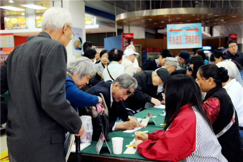 捐赠台前:老校友们为北大的发展尽一己之力