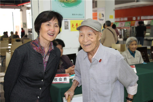 捐赠现场最年长校友(图右:96岁经济学院孙正达)