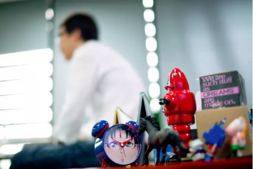 王峰的办公桌上摆着游戏《十万个冷笑话》的周边产品,他津津乐道于这款游戏中的小设计