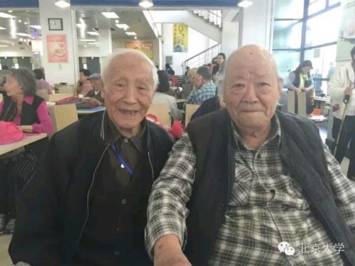 左为宋锡章,右为王涛,照片摄于农园