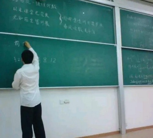 照片上黑板上的是一首《蝶恋花,线性代数》“从来课堂无定类。唧唧喳喳听出读书味。无知后生皆可畏。春风吹散夫子泪。”