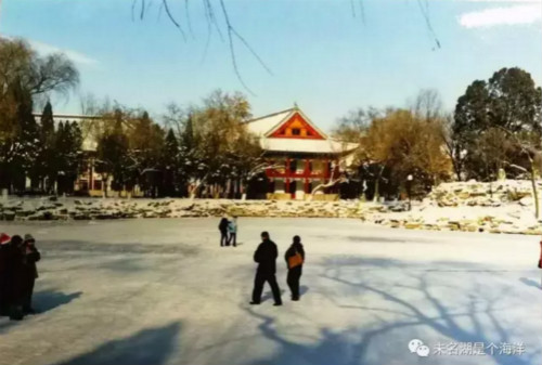 (扫去白雪,就是每年冬天可以溜冰的未名湖,直到凤凰传奇的声音占领了。)