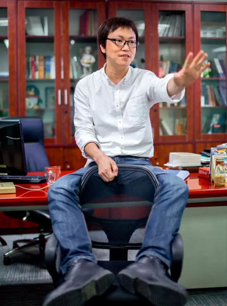 聊着聊着,王峰坐到了桌子上,开始指点江山